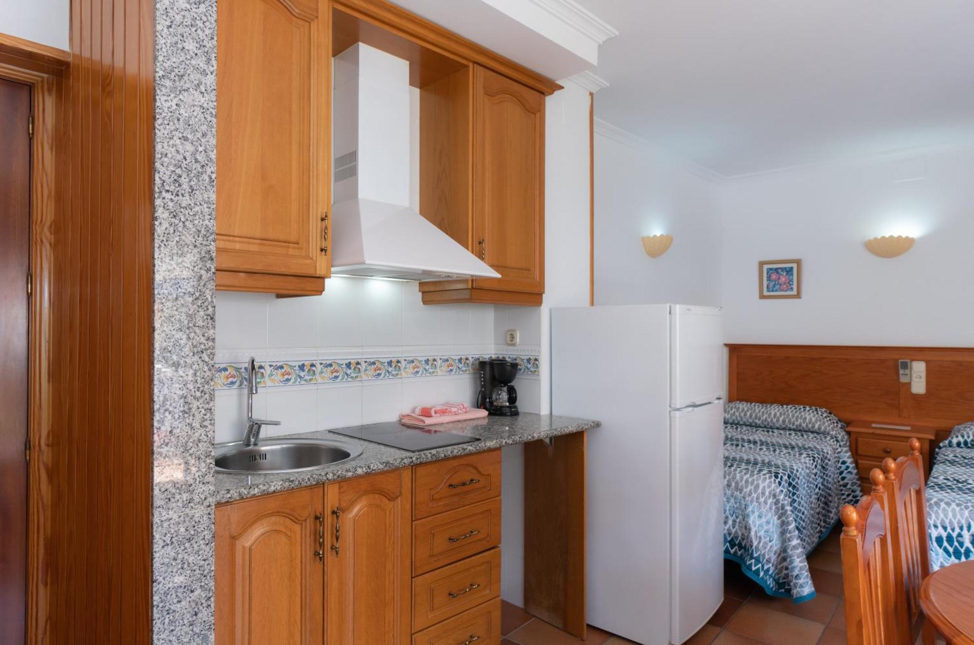 Apartamentos Leonor Carihuela Торремолинос Номер фото